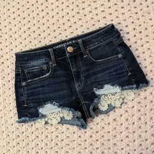 American Eagle Distressed Lace Detail Shorts 💙